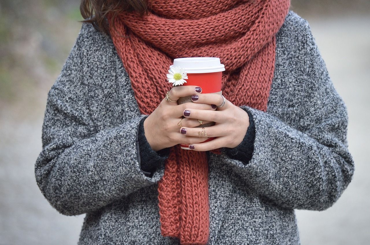 Jak nosić sweter do sukienki? Modne i wygodne stylizacje na chłodniejsze dni