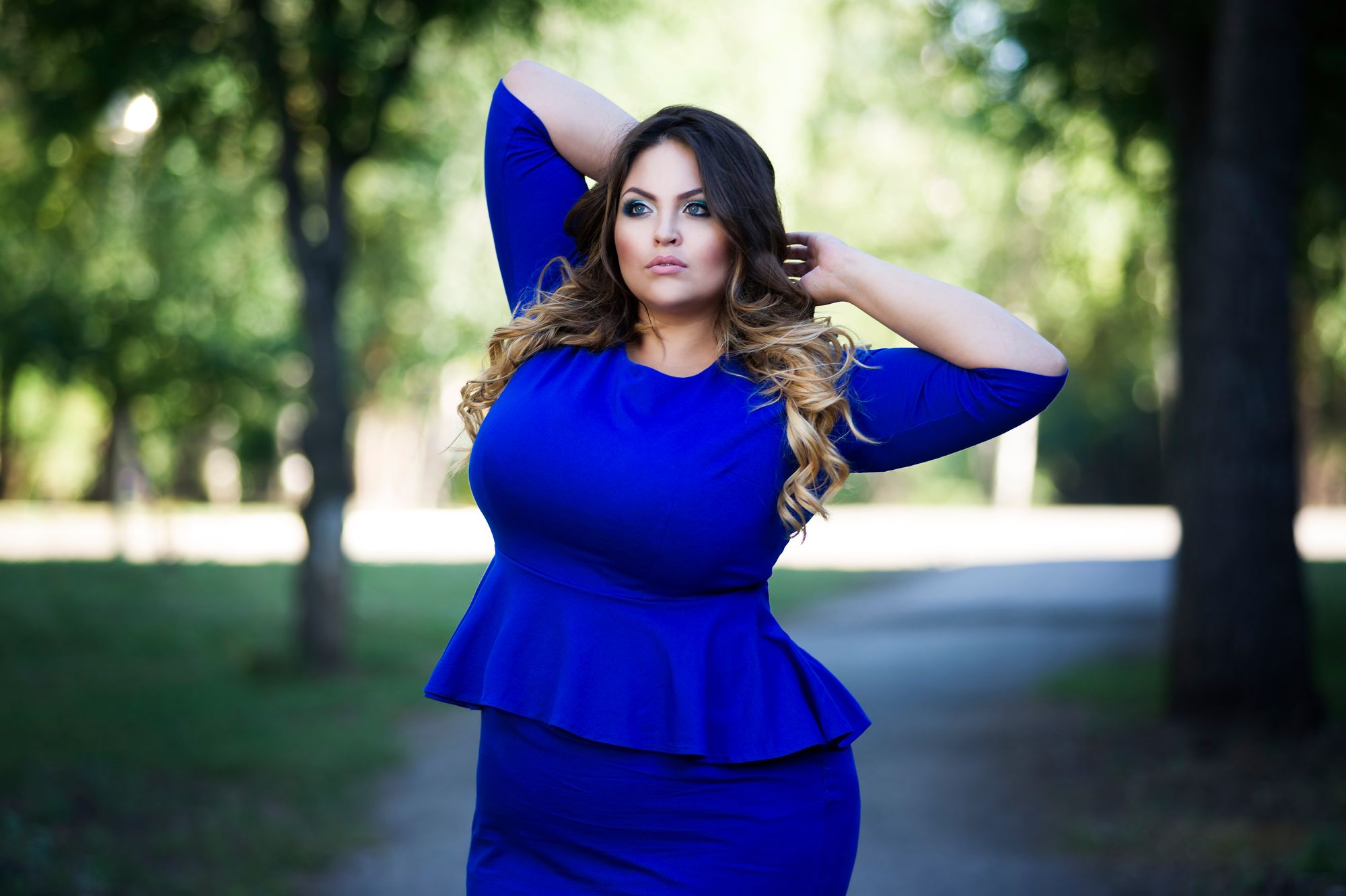 Które wzory sukienek plus size modelują sylwetkę?