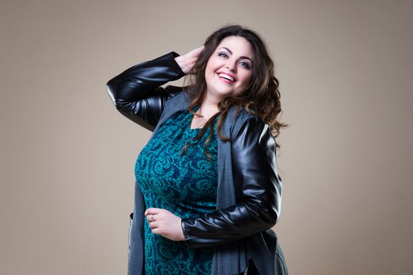 Wzorzyste sukienki na lato w rozmiarze plus size - zainspiruj się!
