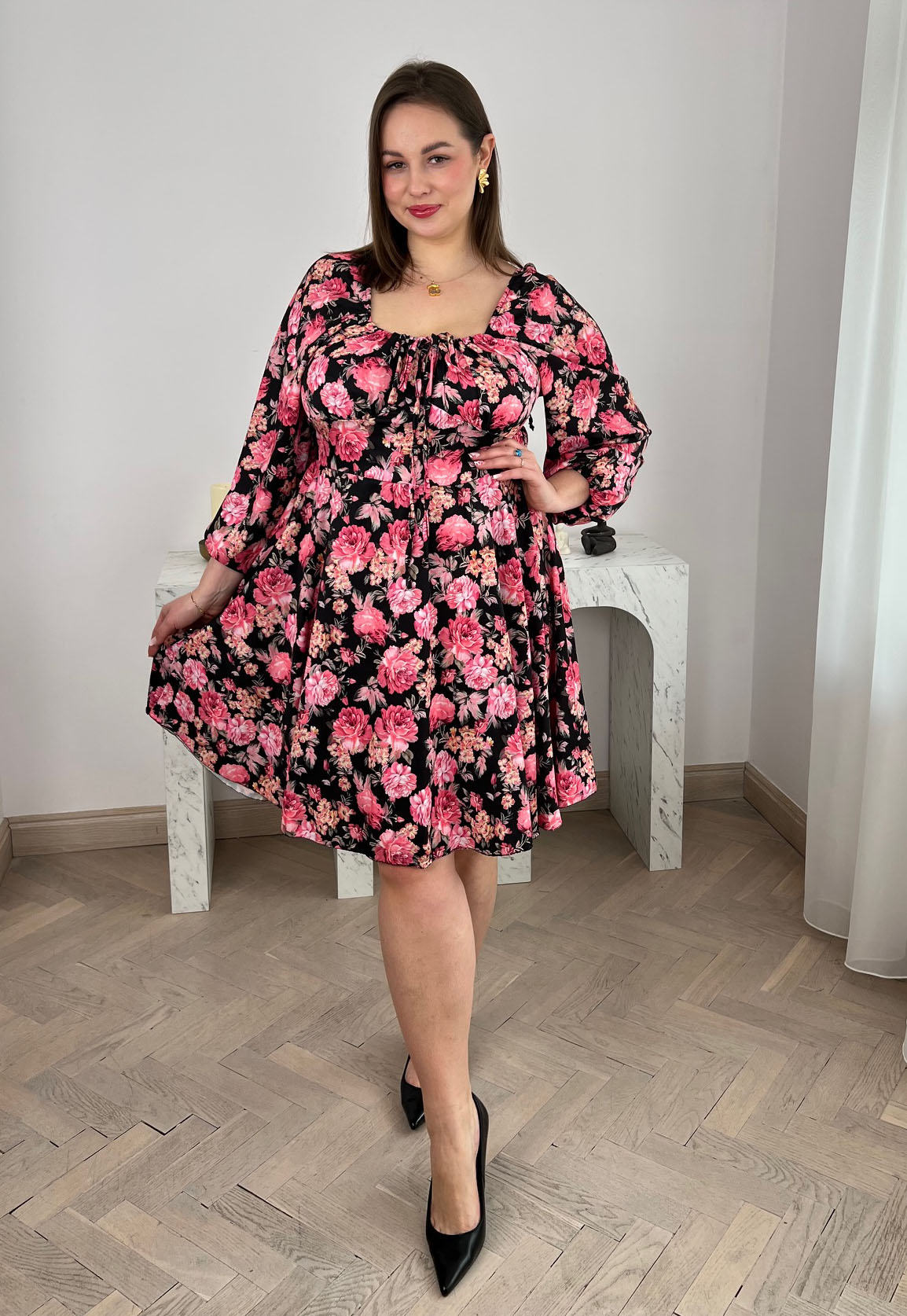 ROZALIA SUKIENKA PLUS SIZE ROZKLOSZOWANA PRZED KOLANO Z DEKOLTEM KARO. CZARNO/ RÓŻOWE KWIATY 02 - włoski zdjęcie 3