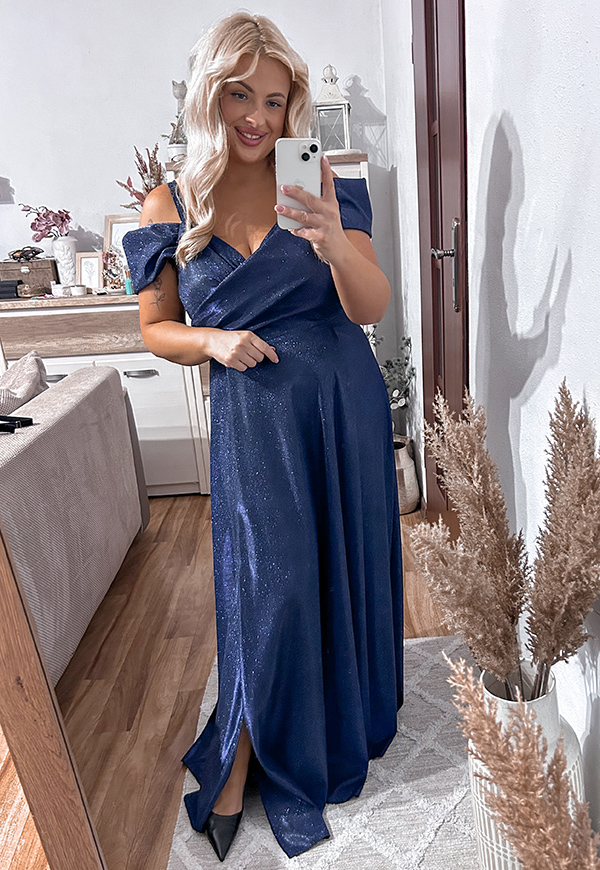 VIKTORIA SHINE MAXI SUKIENKA BŁYSZCZĄCA DŁUGA Z OZDOBNYMI RAMIĄCZKAMI PLUS SIZE. GRANATOWA - produkt polski zdjęcie 2