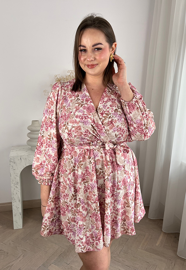 PEONY II SUKIENKA PLUS SIZE PRZED KOLANO Z DŁUGIM RĘKAWEM W KWIATY. BIAŁO/RÓŻOWA ŁĄCZKA 01 - włoski zdjęcie 4