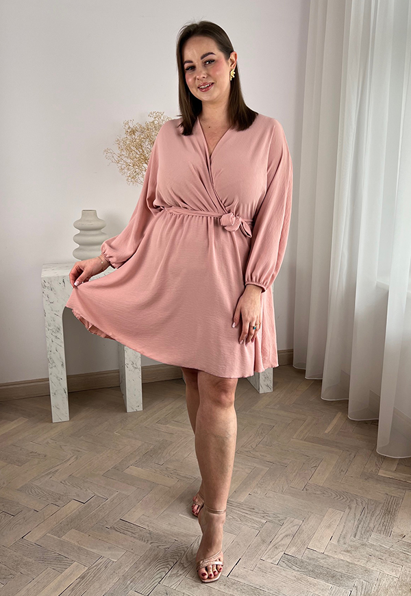 SONIA SUKIENKA Z KOPERTOWYM DEKOLTEM PLUS SIZE PRZED KOLANO. PUDROWY RÓŻ 03 - włoski zdjęcie 4