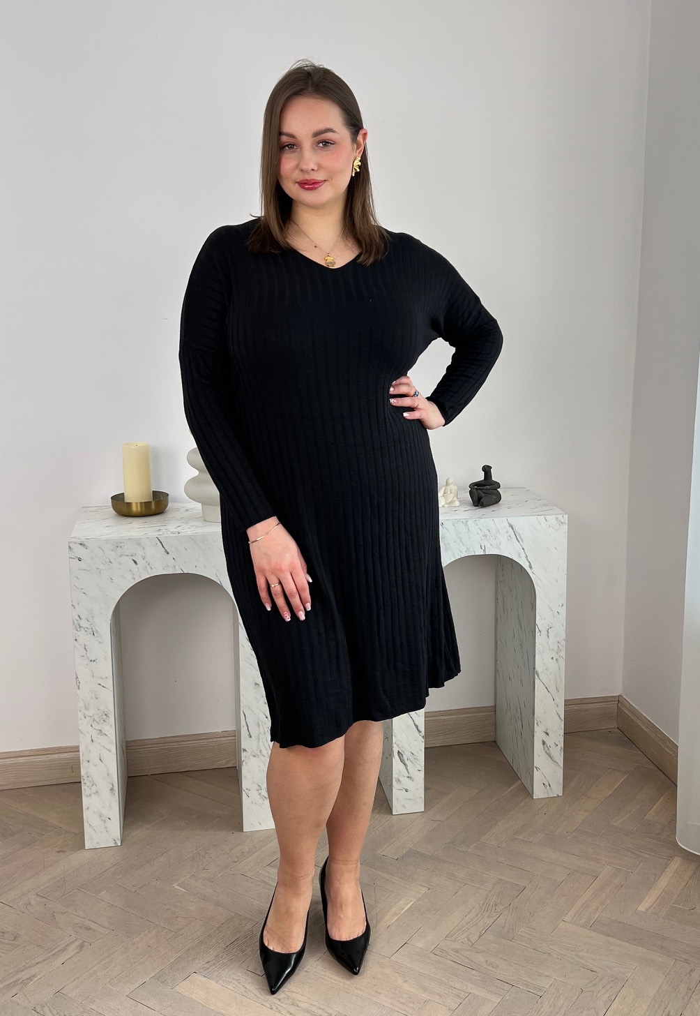 DORA  DZIANINOWA SUKIENKA PLUS SIZE W PRĄŻKI. CZARNA 01 - włoski zdjęcie 4