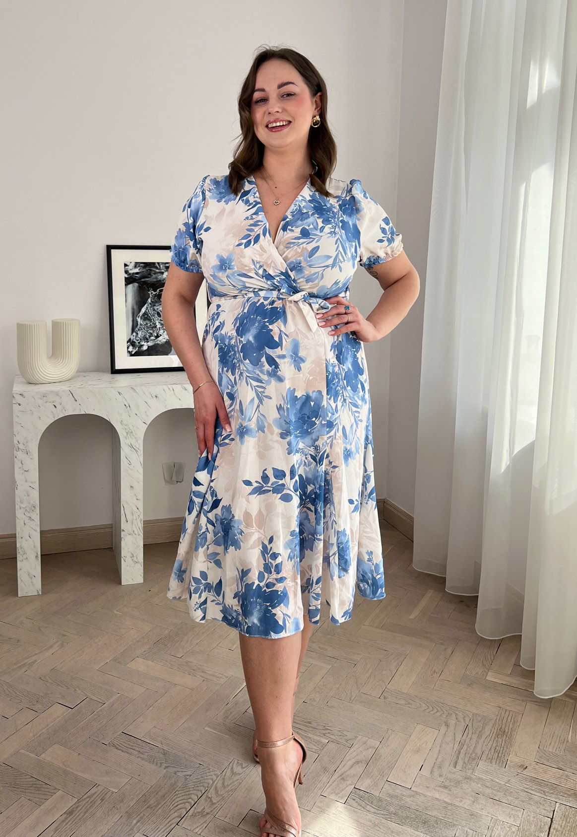 SANDY SUKIENKA PLUS SIZE MIDI ROZKLOSZOWANA Z KRÓTKIM RĘKAWEM W KWIATY. BIAŁO/NIEBIESKA 01 - włoski zdjęcie 3