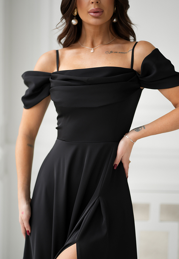 CASANDRA DŁUGA SUKIENKA PLUS SIZE Z OZDOBNYMI RAMIĄCZKAMI I DEKOLTEM TYPU WODA. CZARNA 01 - produkt polski zdjęcie 1
