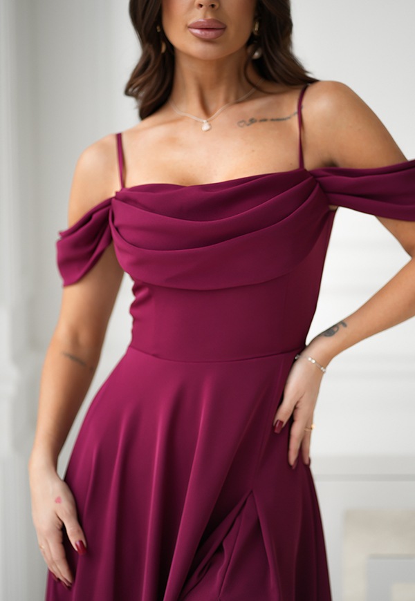 CASANDRA DŁUGA SUKIENKA PLUS SIZE Z OZDOBNYMI RAMIĄCZKAMI I DEKOLTEM TYPU WODA. BORDOWA 02 - produkt polski zdjęcie 1