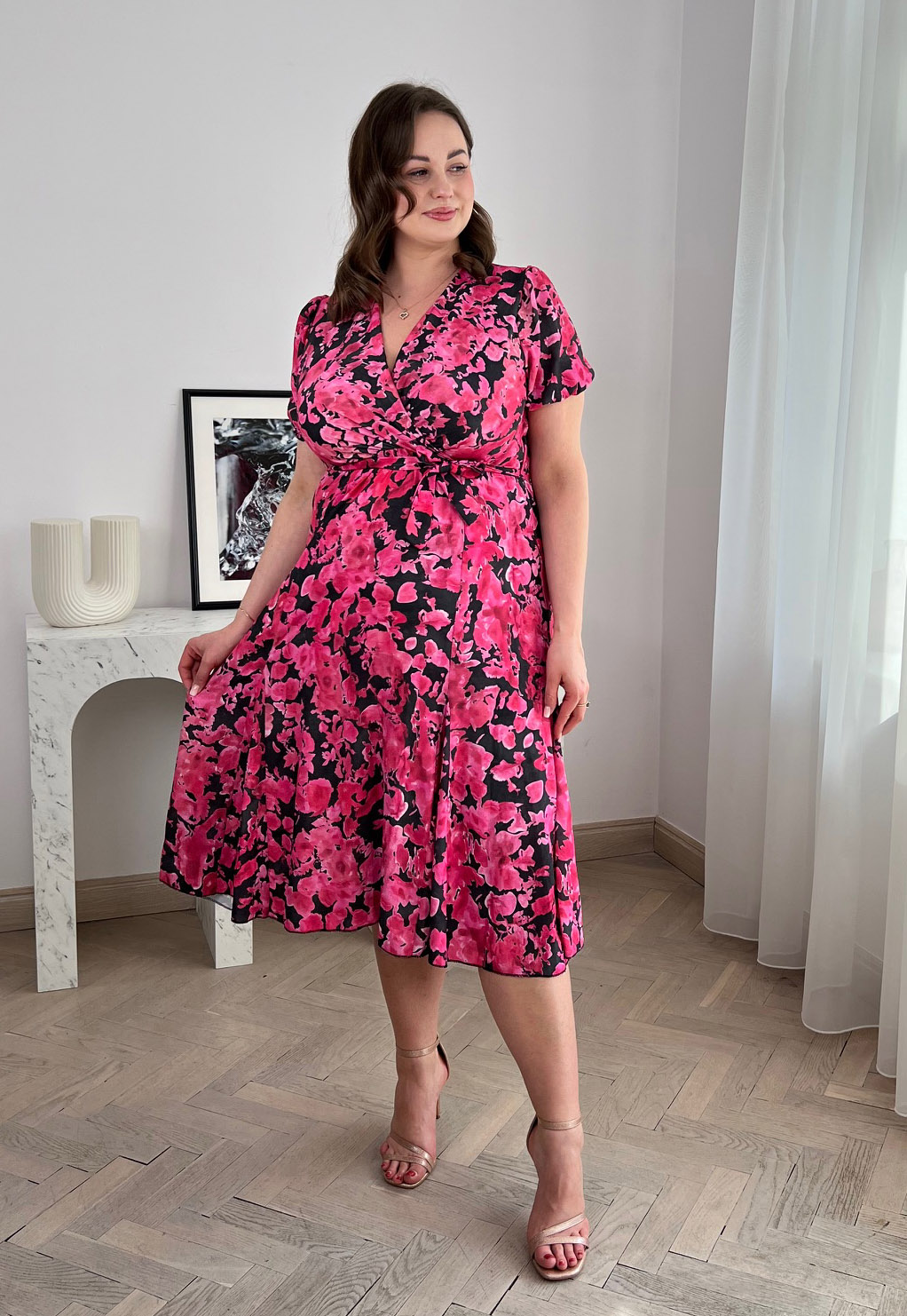 SANDY SUKIENKA PLUS SIZE MIDI ROZKLOSZOWANA Z KRÓTKIM RĘKAWEM W KWIATY. CZARNO/RÓŻOWA 02 - włoski zdjęcie 2