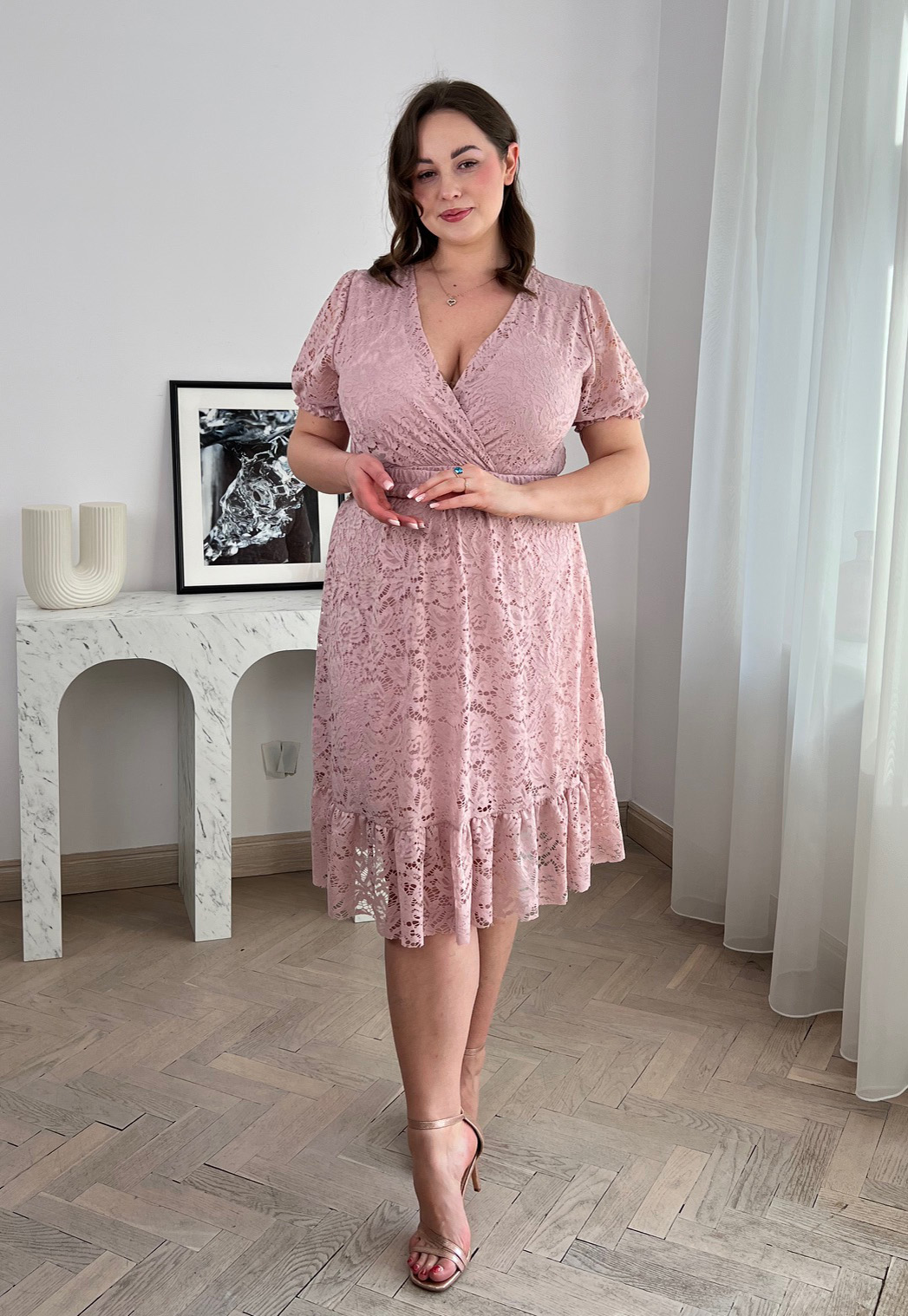 ROSIE KORONKOWA SUKIENKA DO KOLAN PLUS SIZE Z PASKIEM. PUDROWY RÓŻ 02 - włoski zdjęcie 2