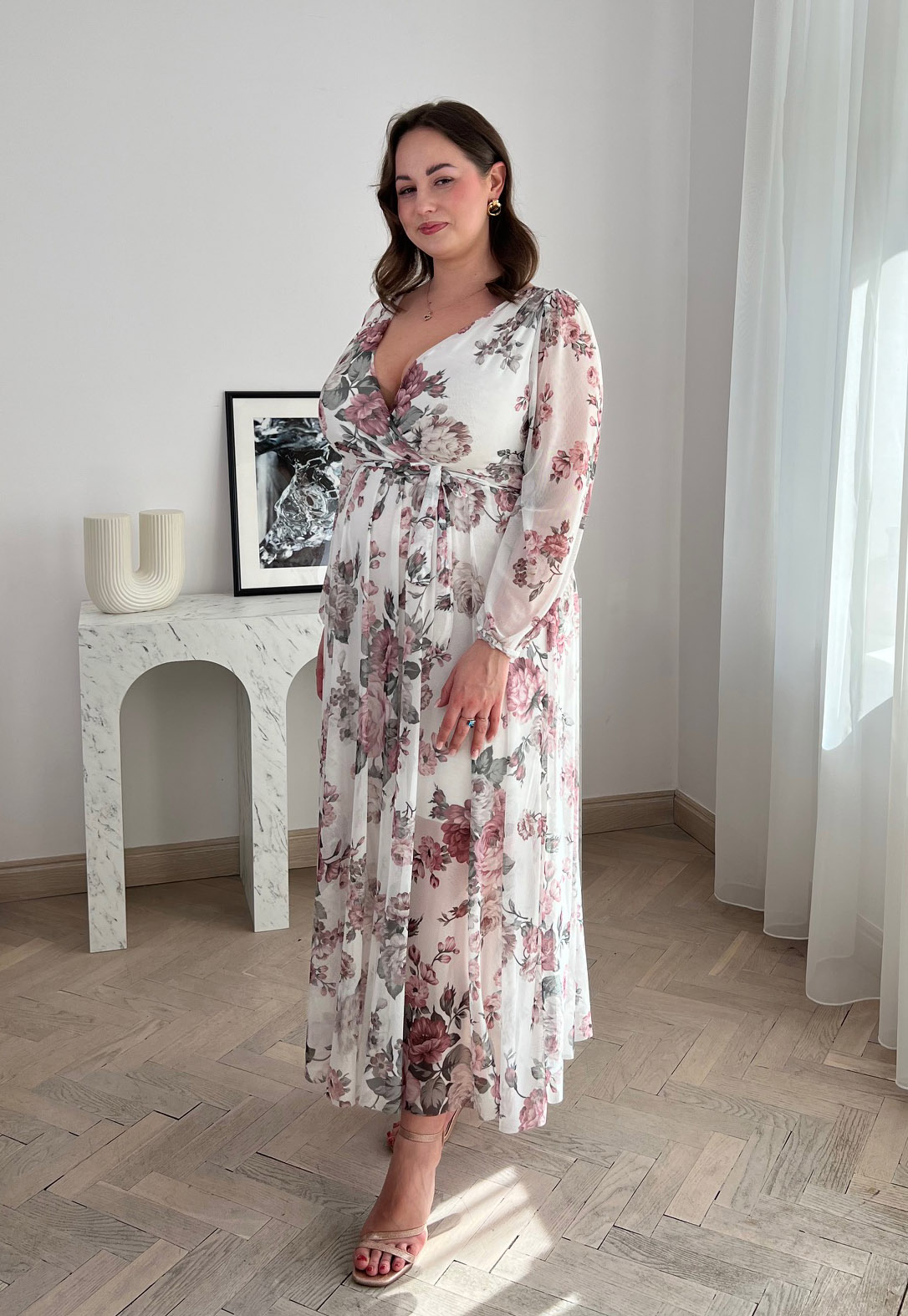 SERENA DŁUGA SUKIENKA MAXI Z KOPERTOWYM DEKOLTEM PLUS SIZE W KWIATY. BIAŁO/PUDROWY RÓŻ 01 - włoski zdjęcie 4