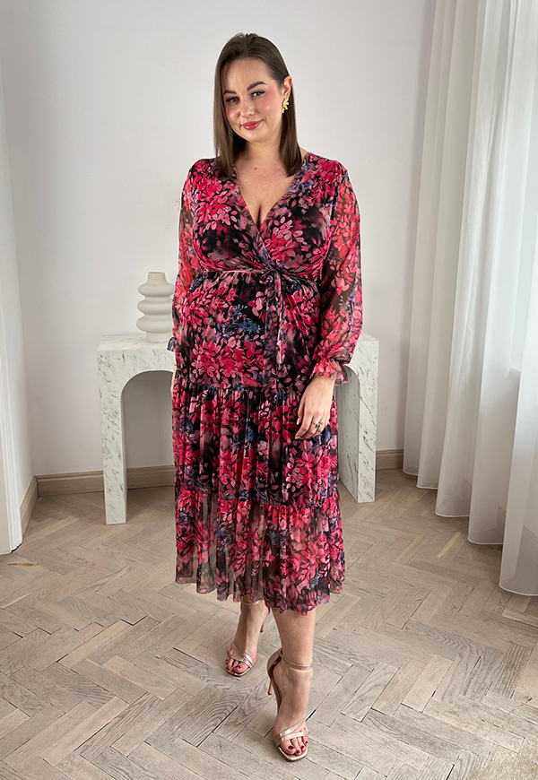 JANET SUKIENKA Z KOPERTOWYM DEKOLTEM PLUS SIZE MIDI W KWIATY. CZARNO/MALINOWA 03 - włoski zdjęcie 2