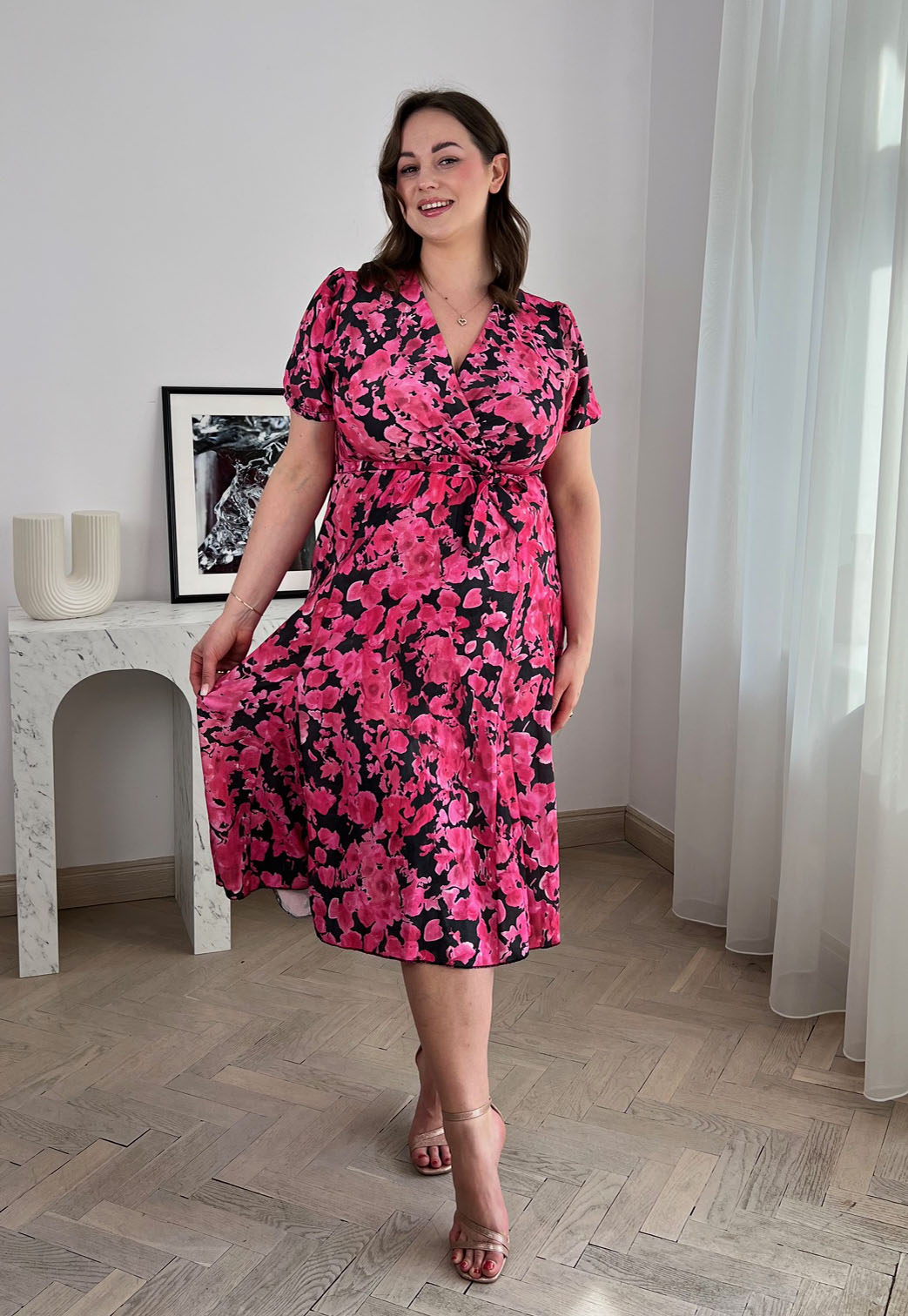 SANDY SUKIENKA PLUS SIZE MIDI ROZKLOSZOWANA Z KRÓTKIM RĘKAWEM W KWIATY. CZARNO/RÓŻOWA 02 - włoski zdjęcie 3