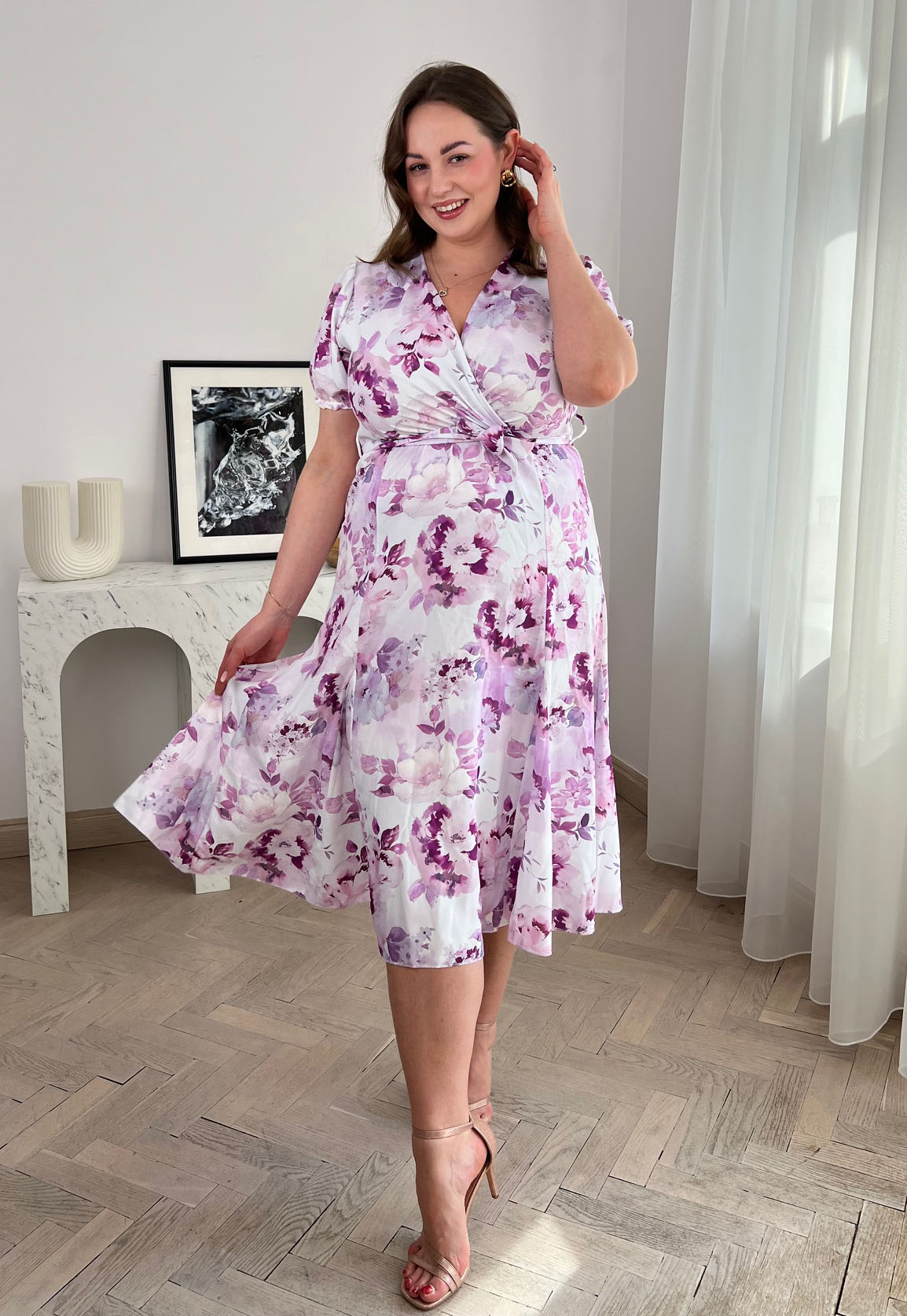 SANDY SUKIENKA PLUS SIZE MIDI ROZKLOSZOWANA Z KRÓTKIM RĘKAWEM W KWIATY. BIAŁO/LILA 03 - włoski zdjęcie 1