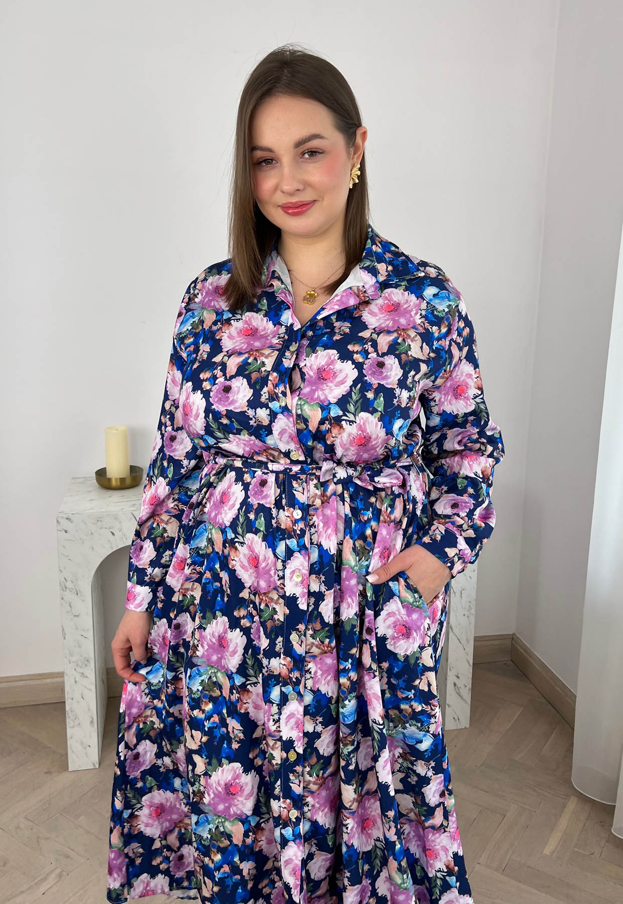 KATE SUKIENKA NA GUZIKI PLUS SIZE DŁUGA W KWIATY. GRANATOWA 01 - włoski zdjęcie 2