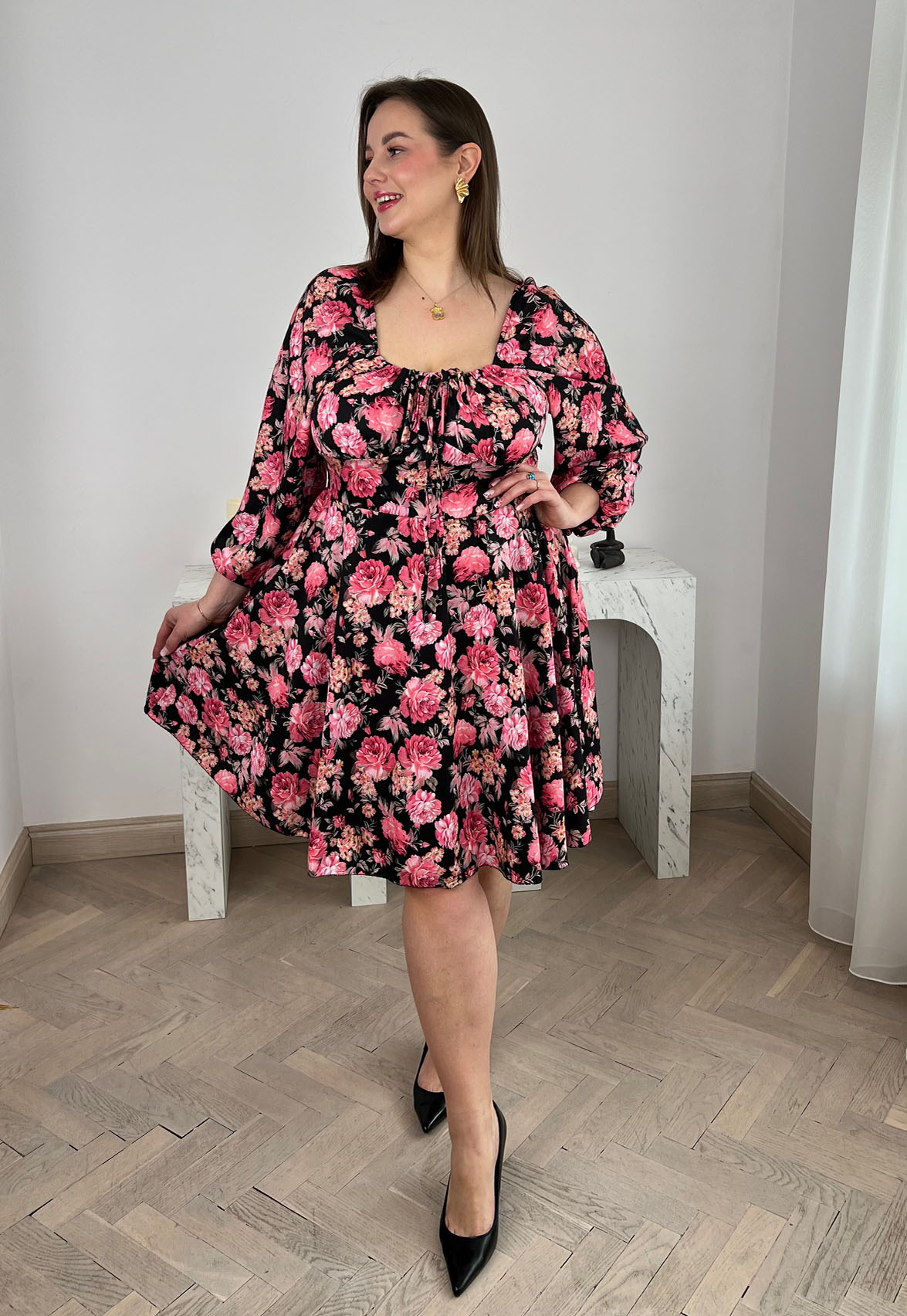 ROZALIA SUKIENKA PLUS SIZE ROZKLOSZOWANA PRZED KOLANO Z DEKOLTEM KARO. CZARNO/ RÓŻOWE KWIATY 02 - włoski zdjęcie 4