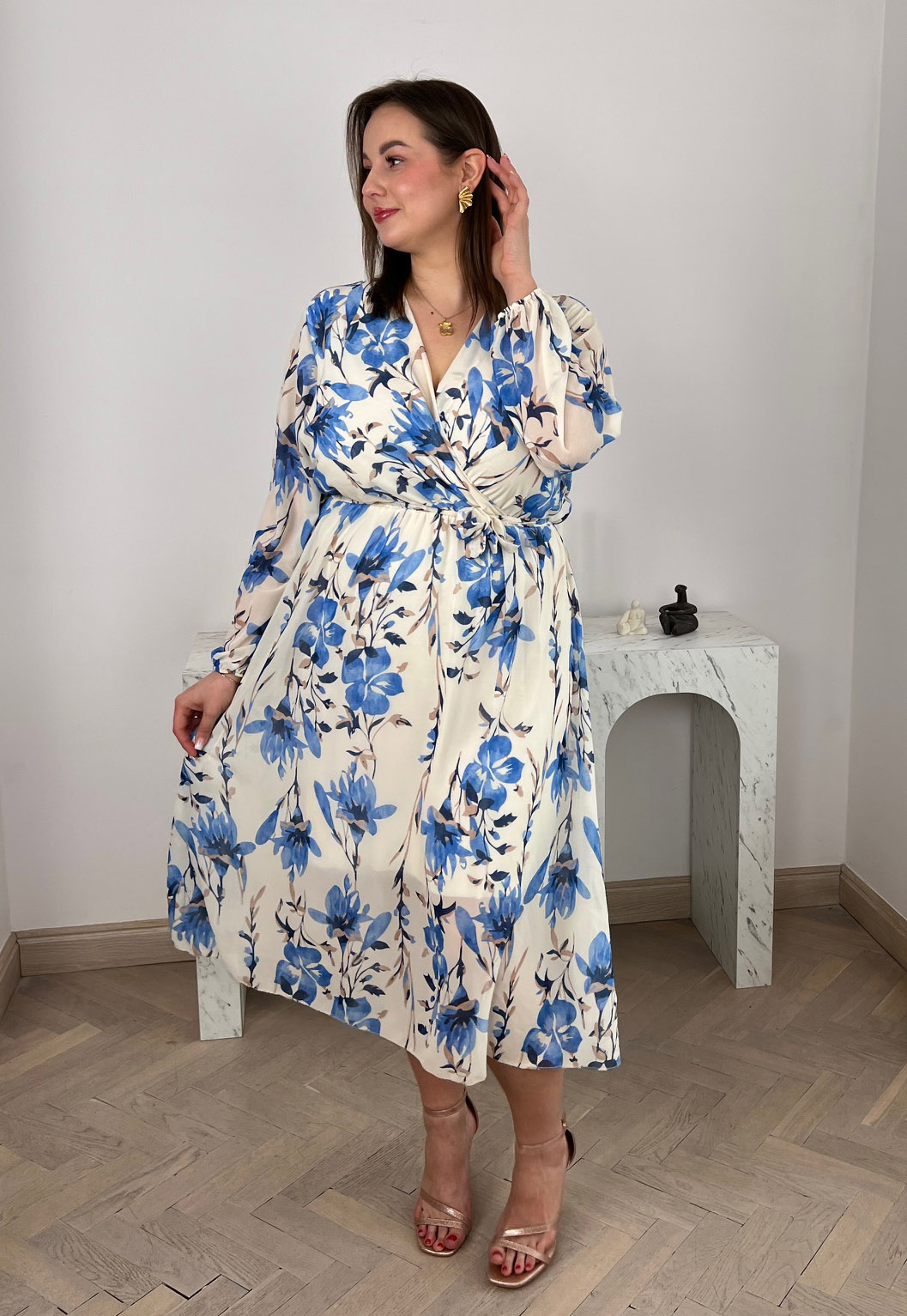 TESS SUKIENKA PLUS SIZE PRZED SZYFONOWA W KWIATY. BIAŁO/BŁĘKITNA 01 - włoski zdjęcie 2