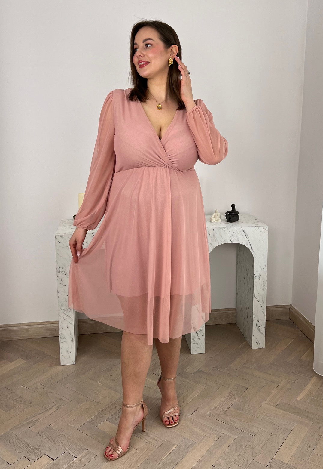 ESTER SUKIENKA PLUS SIZE PRZED KOLANO Z SIATECZKI. PUDROWY RÓŻ 03 - włoski zdjęcie 4