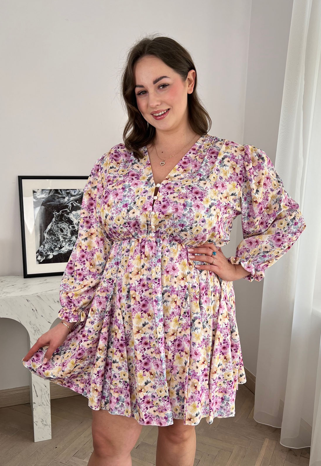 AMANDA MINI PLUS SIZE SUKIENKA PRZED KOLANO Z GUZIKAMI . DROBNE KWIATY LILA 03 - włoski zdjęcie 2