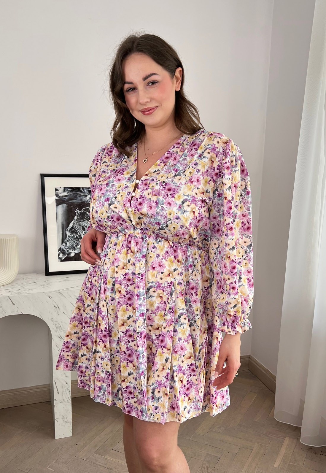 AMANDA MINI PLUS SIZE SUKIENKA PRZED KOLANO Z GUZIKAMI . DROBNE KWIATY LILA 03 - włoski zdjęcie 1