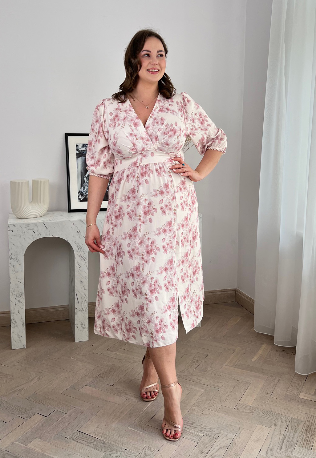 ALEKSA SUKIENKA PLUS SIZE MIDI ROZKLOSZOWANA Z RĘKAWEM 3/4 W KWIATY. BIAŁO/PUDROWA 01 - włoski zdjęcie 1