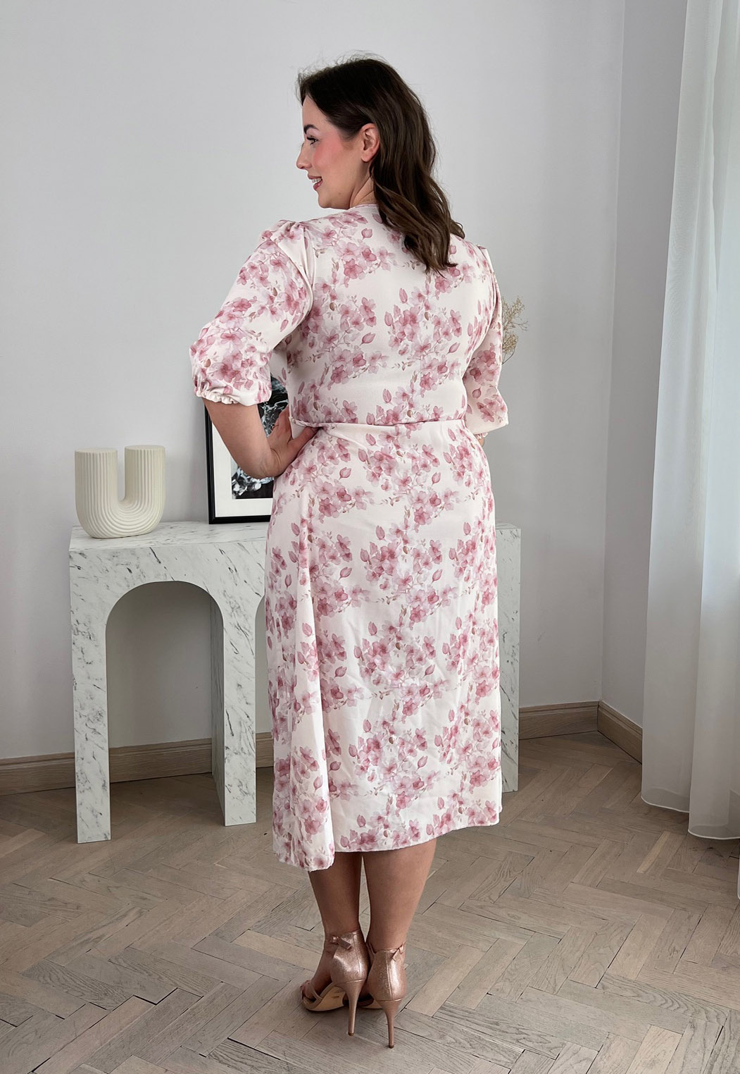 ALEKSA SUKIENKA PLUS SIZE MIDI ROZKLOSZOWANA Z RĘKAWEM 3/4 W KWIATY. BIAŁO/PUDROWA 01 - włoski zdjęcie 3