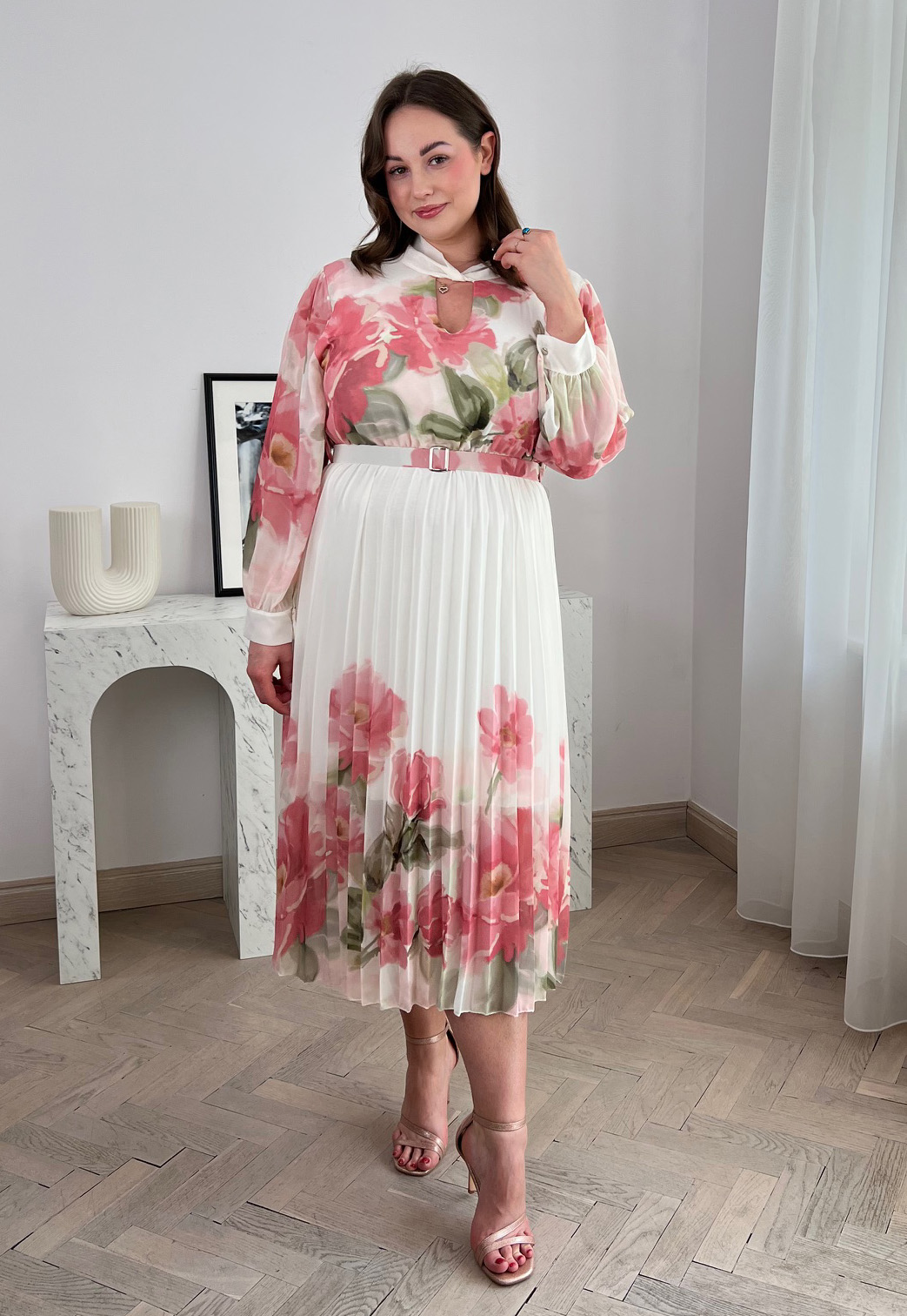 GARDEN PLUS SIZE SUKIENKA MIDI PLISOWANA Z PASKIEM W DUŻE KWIATY. BIAŁO/RÓŻOWA 02 - włoski zdjęcie 2