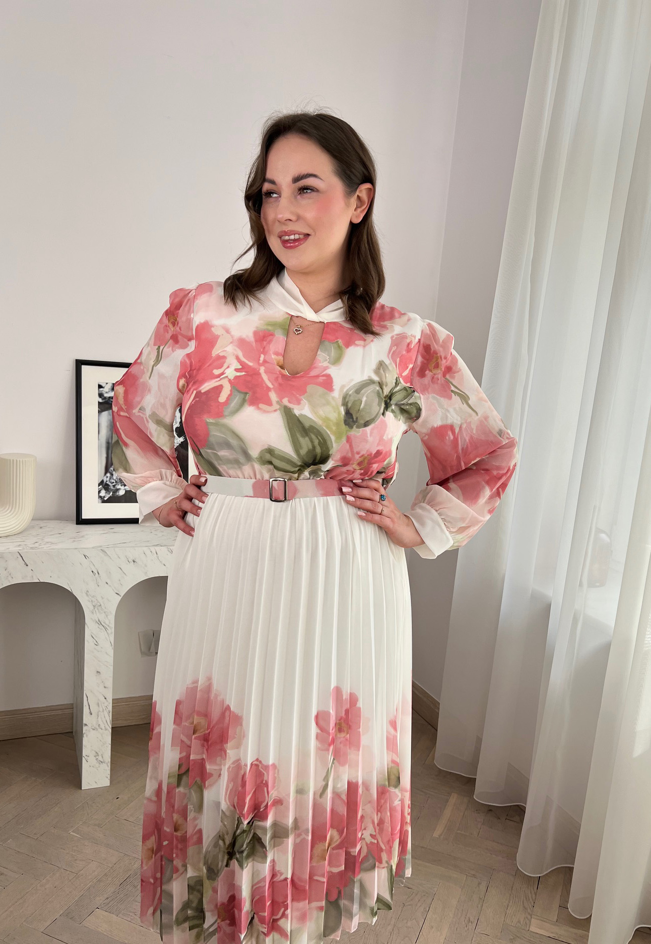 GARDEN PLUS SIZE SUKIENKA MIDI PLISOWANA Z PASKIEM W DUŻE KWIATY. BIAŁO/RÓŻOWA 02 - włoski zdjęcie 3