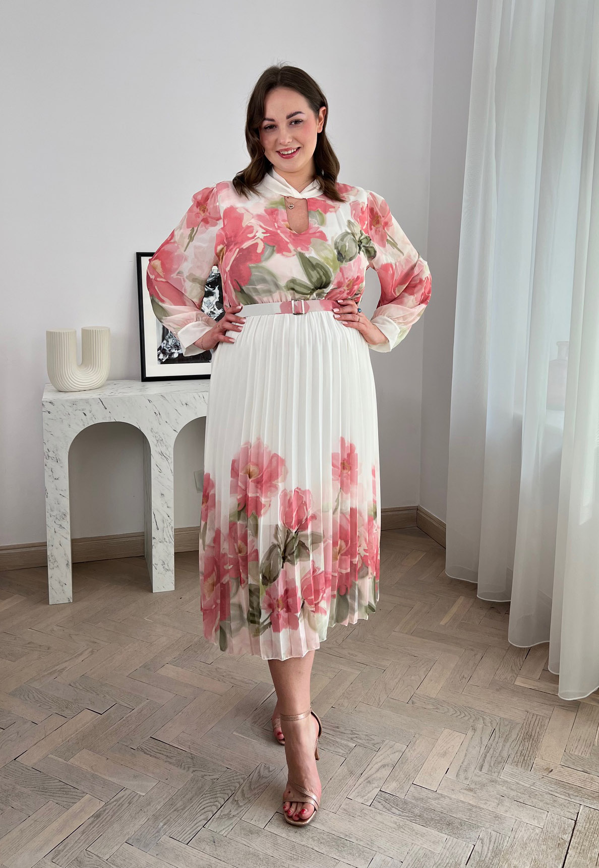 GARDEN PLUS SIZE SUKIENKA MIDI PLISOWANA Z PASKIEM W DUŻE KWIATY. BIAŁO/RÓŻOWA 02 - włoski zdjęcie 1