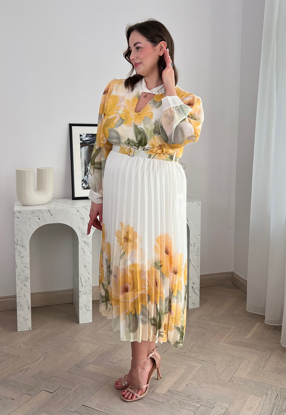 GARDEN PLUS SIZE SUKIENKA MIDI PLISOWANA Z PASKIEM W DUŻE KWIATY. BIAŁO/CYTRYNOWA 01 - włoski zdjęcie 2