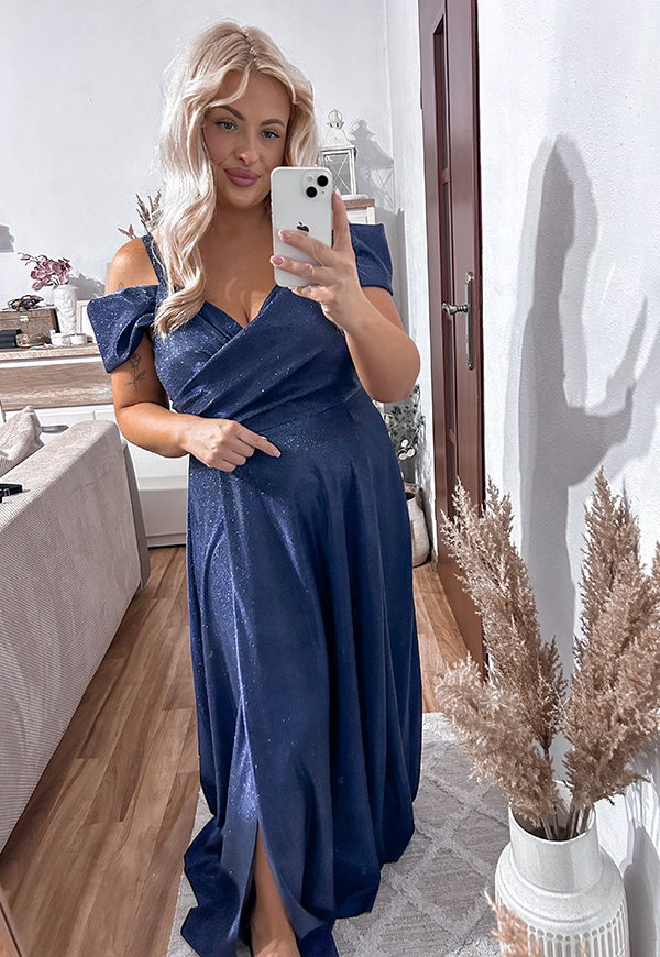 VIKTORIA SHINE MAXI SUKIENKA BŁYSZCZĄCA DŁUGA Z OZDOBNYMI RAMIĄCZKAMI PLUS SIZE. GRANATOWA - produkt polski zdjęcie 3