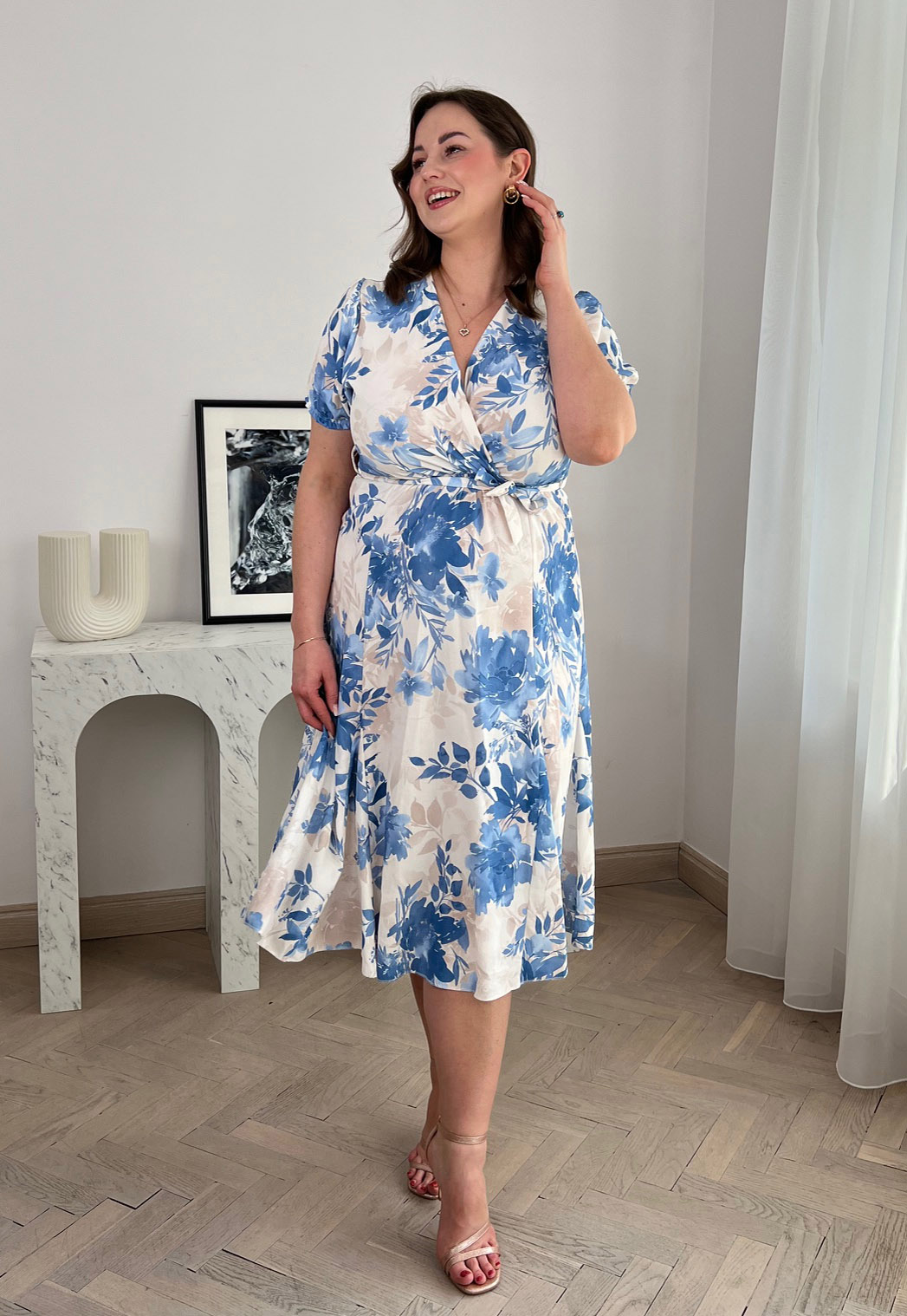 SANDY SUKIENKA PLUS SIZE MIDI ROZKLOSZOWANA Z KRÓTKIM RĘKAWEM W KWIATY. BIAŁO/NIEBIESKA 01 - włoski zdjęcie 2