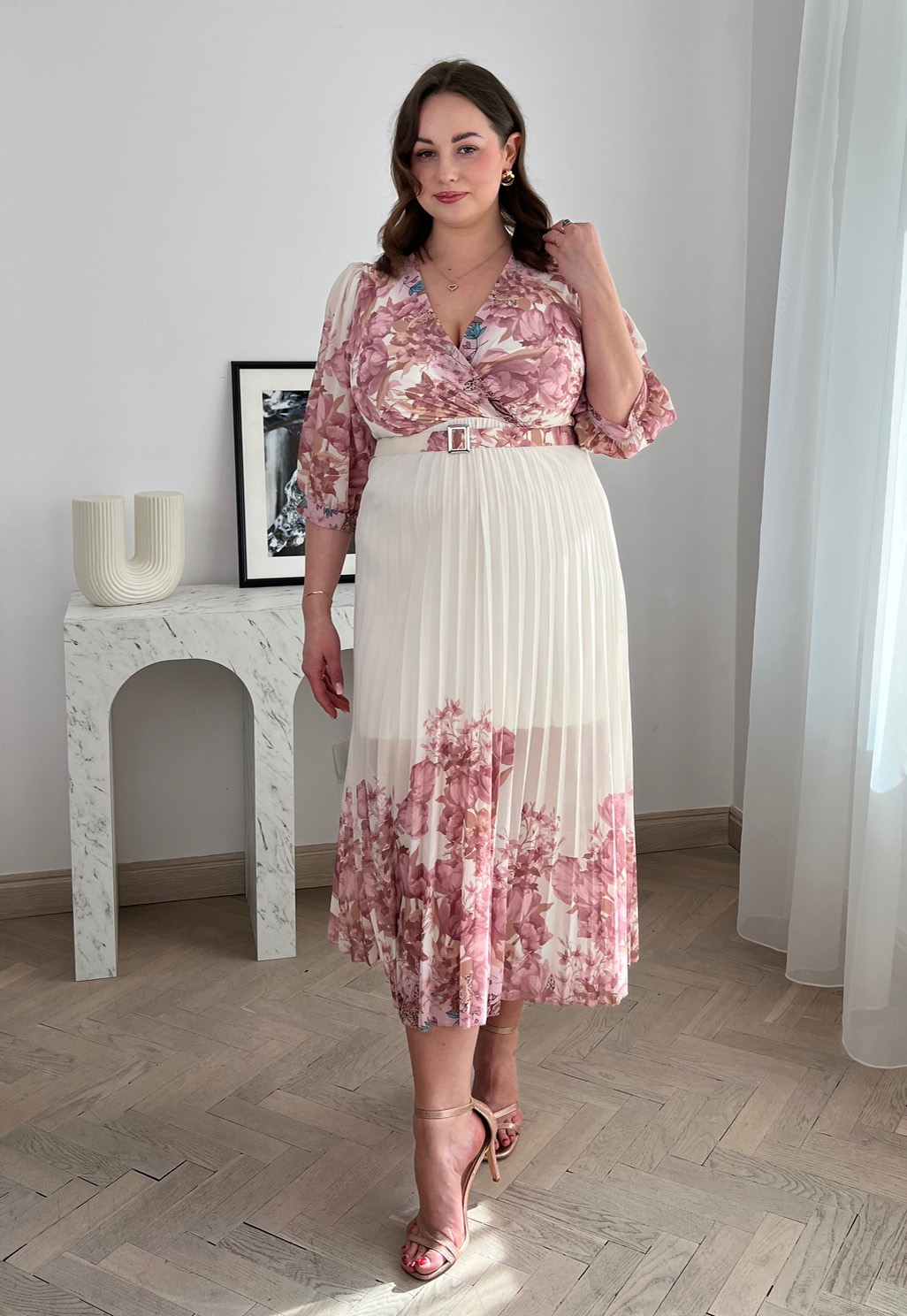 HELEN PLUS SIZE SUKIENKA MIDI PLISOWANA Z PASKIEM W DUŻE KWIATY. BIAŁO/RÓŻOWA 01 - włoski zdjęcie 4