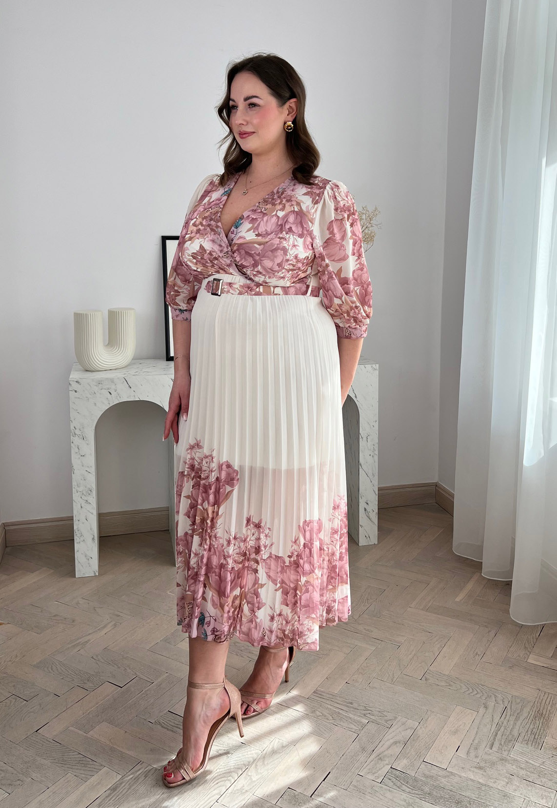 HELEN PLUS SIZE SUKIENKA MIDI PLISOWANA Z PASKIEM W DUŻE KWIATY. BIAŁO/RÓŻOWA 01 - włoski zdjęcie 3