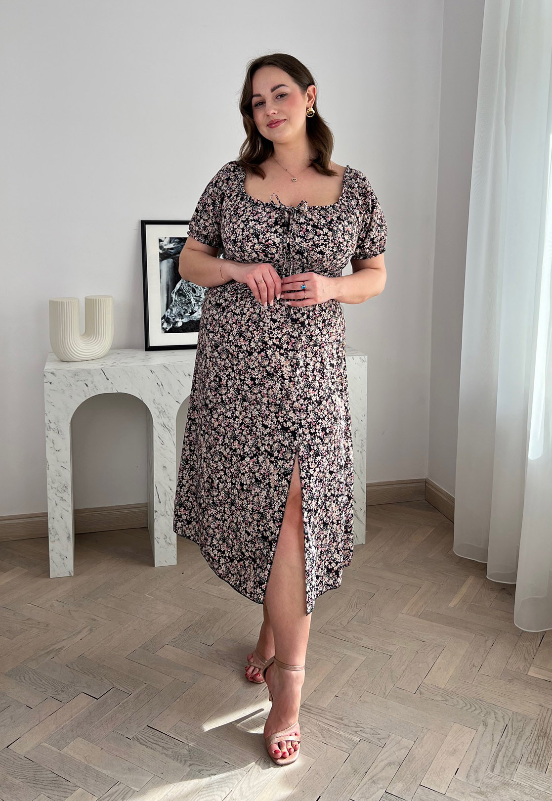 REBECA SUKIENKA HISZPANKA PLUS SIZE MIDI Z ROZCIĘCIEM.DROBNE KWIATY CZARNO/RÓŻOWE 03 - włoski zdjęcie 4