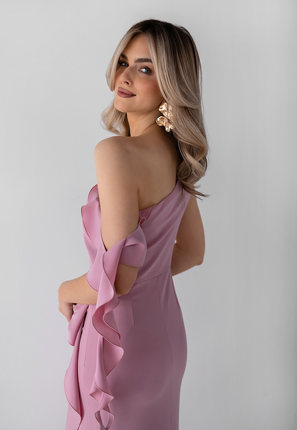 FRANCESCA DŁUGA SUKIENKA  MAXI NA JEDNO RAMIĘ Z FALBANĄ I KOKARDĄ. PUDROWY RÓŻ 02 - produkt polski zdjęcie 2