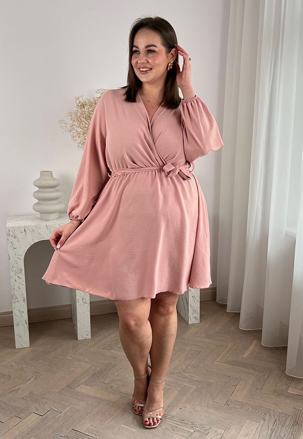 SONIA SUKIENKA Z KOPERTOWYM DEKOLTEM PLUS SIZE PRZED KOLANO. PUDROWY RÓŻ 03 - włoski zdjęcie 1