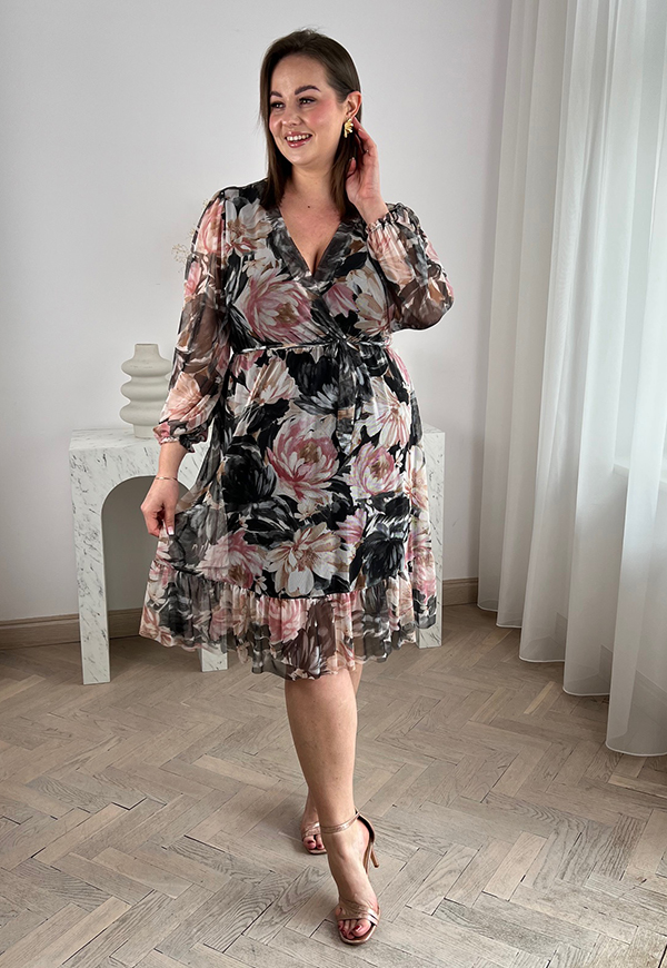 EMMA SUKIENKA Z KOPERTOWYM DEKOLTEM PLUS SIZE W KWIATY. CZARNO/PUDROWA 04 - włoski zdjęcie 1