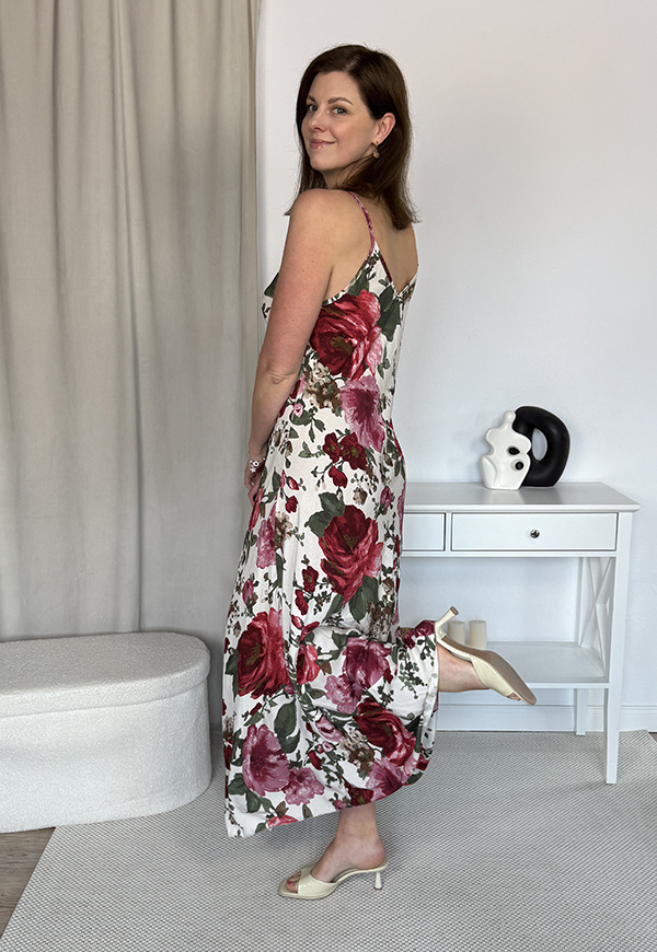 ANITA WISKOZOWA SUKIENKA MAXI NA RAMIĄCZKACH Z ROZKLOSZOWANYM DOŁEM. BIAŁA W KWIATY 02 - włoski zdjęcie 4