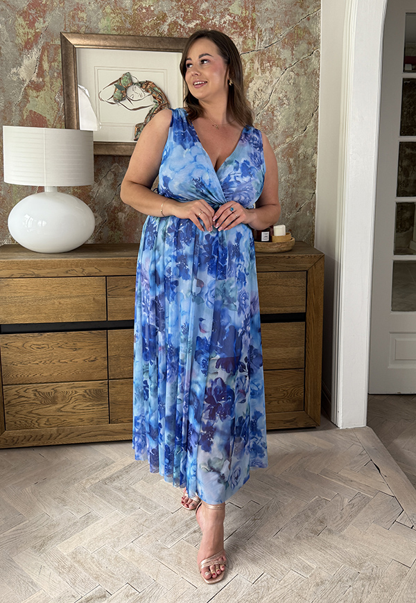 SIMONA DŁUGA SUKIENKA PLUS SIZE NA RAMIACZKACH W KWIATY. NIEBIESKA 06 - produkt import zdjęcie 1
