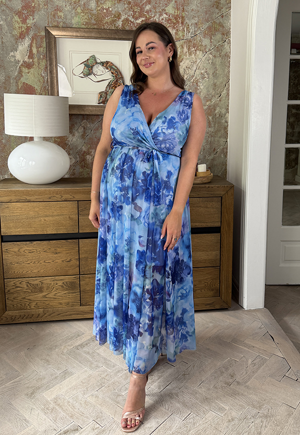 SIMONA DŁUGA SUKIENKA PLUS SIZE NA RAMIACZKACH W KWIATY. NIEBIESKA 06 - produkt import zdjęcie 2