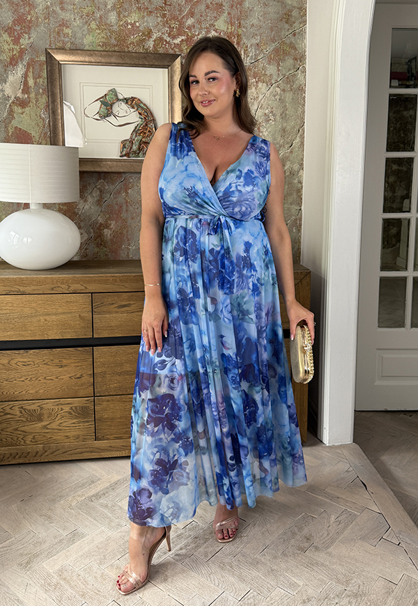 SIMONA DŁUGA SUKIENKA PLUS SIZE NA RAMIACZKACH W KWIATY. NIEBIESKA 06 - produkt import zdjęcie 4