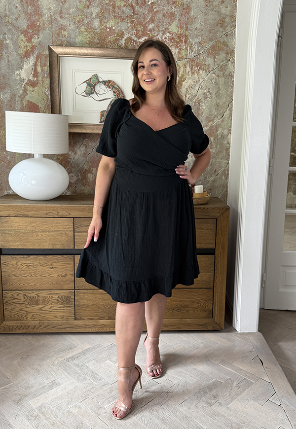 DOLORES MUŚLINOWA SUKIENKA PLUS SIZE Z FALBANĄ. CZARNA 02 - włoski zdjęcie 1