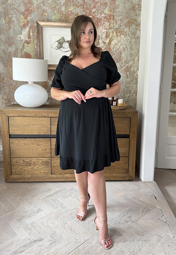DOLORES MUŚLINOWA SUKIENKA PLUS SIZE Z FALBANĄ. CZARNA 02 - włoski zdjęcie 2