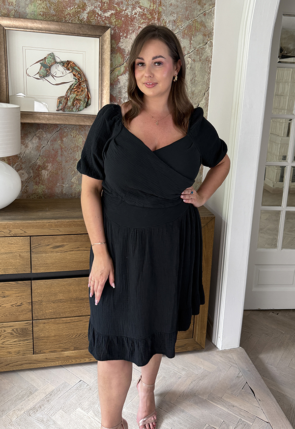 DOLORES MUŚLINOWA SUKIENKA PLUS SIZE Z FALBANĄ. CZARNA 02 - włoski zdjęcie 3