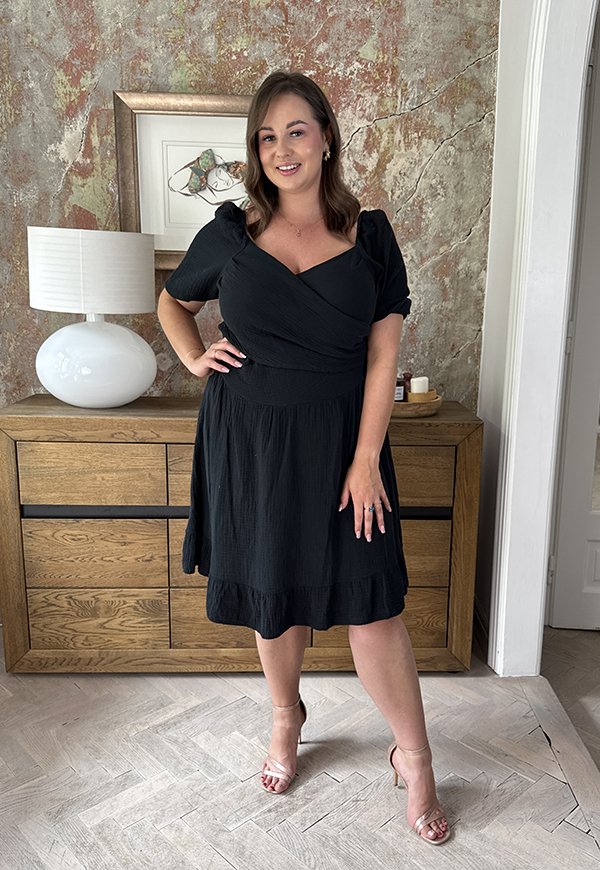DOLORES MUŚLINOWA SUKIENKA PLUS SIZE Z FALBANĄ. CZARNA 02 - włoski zdjęcie 4