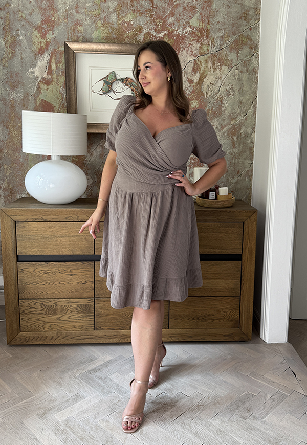 DOLORES MUŚLINOWA SUKIENKA PLUS SIZE Z FALBANĄ. FANGO 04 - włoski zdjęcie 1