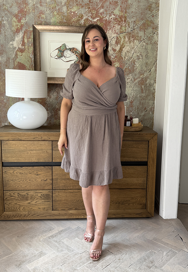 DOLORES MUŚLINOWA SUKIENKA PLUS SIZE Z FALBANĄ. FANGO 04 - włoski zdjęcie 2