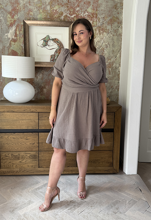 DOLORES MUŚLINOWA SUKIENKA PLUS SIZE Z FALBANĄ. FANGO 04 - włoski zdjęcie 3