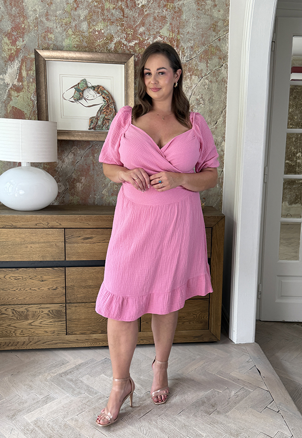 DOLORES MUŚLINOWA SUKIENKA PLUS SIZE Z FALBANĄ. RÓŻOWA 03 - włoski zdjęcie 1