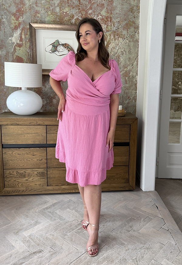 DOLORES MUŚLINOWA SUKIENKA PLUS SIZE Z FALBANĄ. RÓŻOWA 03 - włoski zdjęcie 3